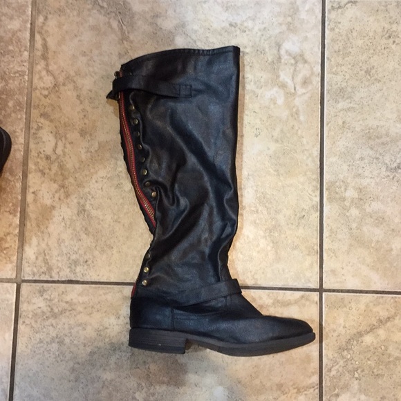 Boots - Picture 4 of 8